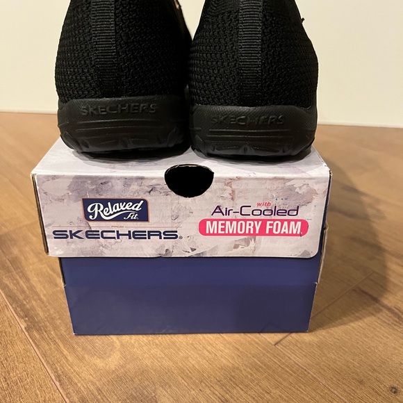 NIB Skechers black Relaxed fit slip on sneakers walking shoes 9.5 - Picture 2 of 5